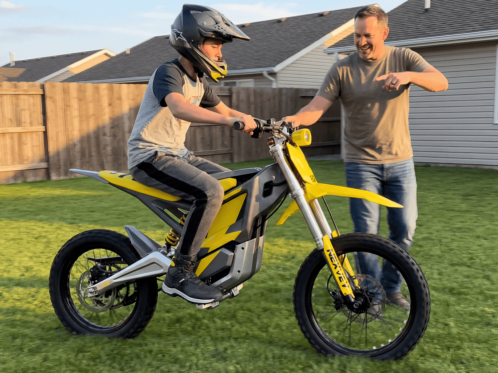 NEXVEY FLASH Electric Dirt Bike with Helmet(Size L), 4000W Peak Electric Motorcycle for Teens & Adults 13+, 48V 22.5Ah Battery, 35MPH Max Speed, Dual Suspension, Off Road Ebike Gift Set Electric Bikes